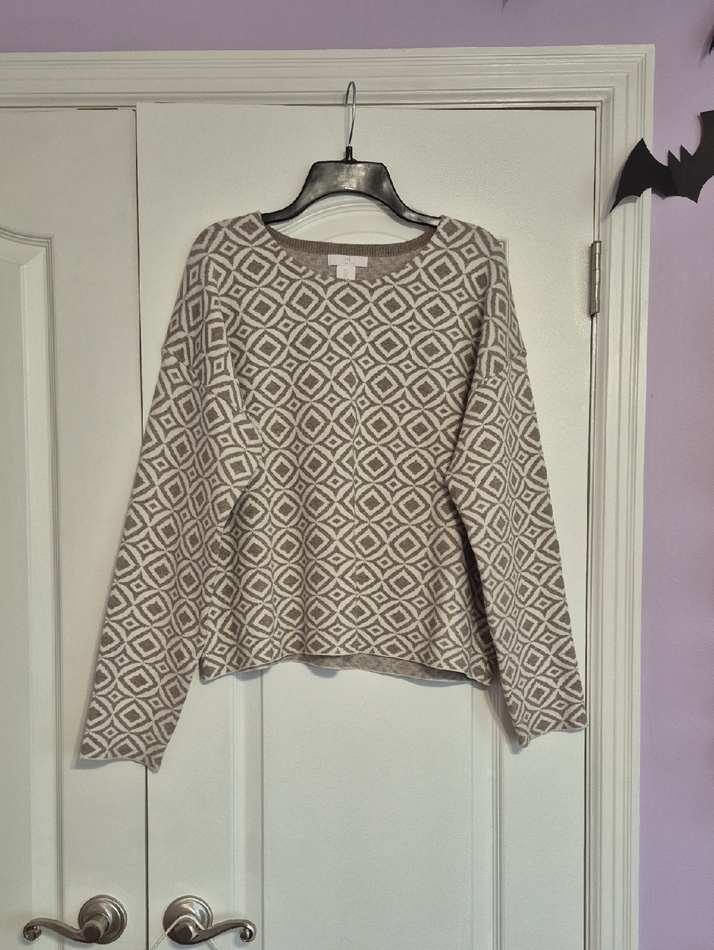 H HALSTON Geometric Diamond Pattern Crewneck Sweater - Beige & White